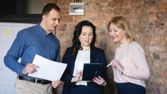 Psychologia transportu | Studia podyplomowe w Chorzowie | Uniwersytet WSB Merito Chorzów: uczestnicy studiów podyplomowych pracujący nad koncepcją projektu