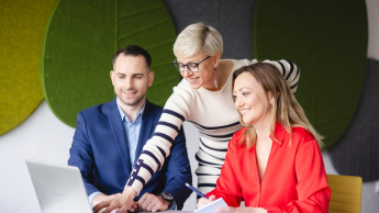 Administracja – prawo, zarządzanie i organizacja | Studia podyplomowe w Chorzowie | Uniwersytet WSB Merito Chorzów: Uczestnicy studiów podyplomowych pracujący nad projektem