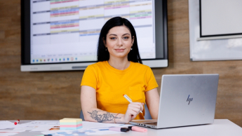 Wyniki wyszukiwania | Uniwersytet WSB Merito Chorzów: studentka przy laptopie