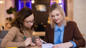 Dietetyka długowieczności | Studia podyplomowe w Chorzowie | Uniwersytet WSB Merito Chorzów: studentki siedzące przy biurku