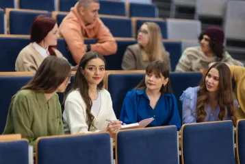 Przeniesienie z innej uczelni w Chorzowie | Uniwersytet WSB Merito Chorzów: studenci uczący się na auli wykładowej