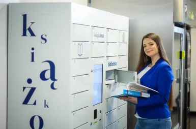 Wyniki wyszukiwania | Uniwersytet WSB Merito Chorzów: studentka przy książkomacie