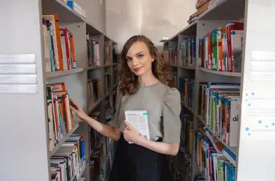 Wyniki wyszukiwania | Uniwersytet WSB Merito Chorzów: studentka przegląda książki w bibliotece
