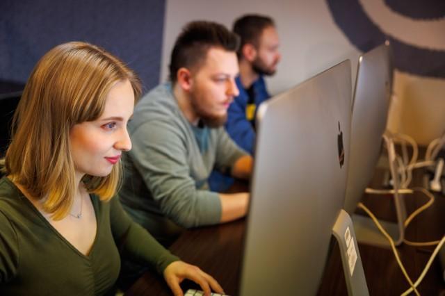 Bankowość i finanse cyfrowe | Studia I stopnia w Chorzowie | Uniwersytet WSB Merito Chorzów: student siedzący przy komputerze