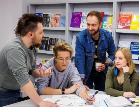 Marketing i sprzedaż | Studia II stopnia ze studiami podyplomowymi w Chorzowie | Uniwersytet WSB Merito Chorzów: studenci w bibliotece