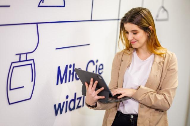 Psychologia kliniczna z elementami psychoterapii | Studia jednolite magisterskie w Chorzowie | Uniwersytet WSB Merito Chorzów: studentka z laptopem