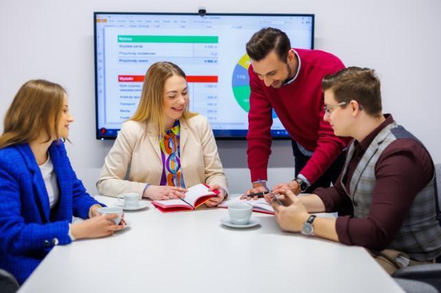 Zarządzanie sprzedażą | Studia I stopnia w Chorzowie | Uniwersytet WSB Merito Chorzów: studenci omawiający projekt