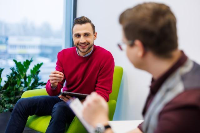Psychologia w HR | Studia I stopnia w Chorzowie | Uniwersytet WSB Merito Chorzów: studenci rozmawiający