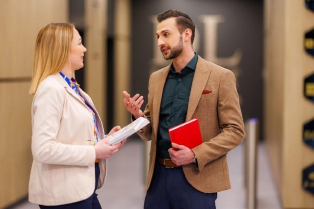 International Business - biznes międzynarodowy | Studia I stopnia w Chorzowie | Uniwersytet WSB Merito Chorzów: studenci rozmawiający