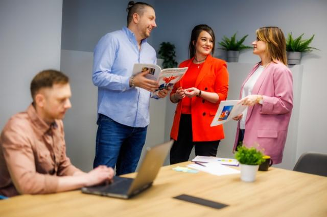 Lean Six Sigma Manager | Studia podyplomowe w Chorzowie | Uniwersytet WSB Merito Chorzów: studenci omawiający projekt grupowy