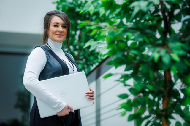 Programista Python - dla inżynierów | Studia II stopnia w Chorzowie | Uniwersytet WSB Merito Chorzów: studentka z laptopem