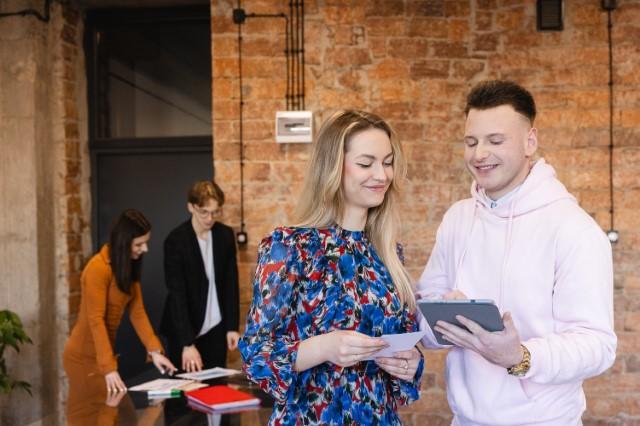 Strategie i techniki sprzedaży w modelu omnichannel | Studia I stopnia w Chorzowie | Uniwersytet WSB Merito Chorzów: studenci pracujący nad projektem końcowym