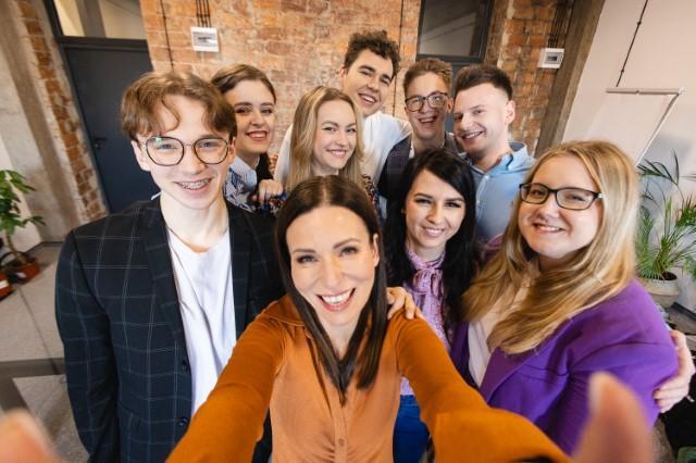 Studia jednolite magisterskie w Chorzowie | Uniwersytet WSB Merito Chorzów: studenci robiący sobie selfie