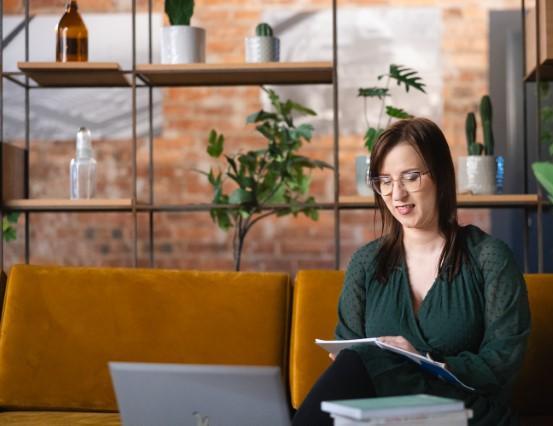 E-commerce i Marketplace Management | Studia I stopnia w Chorzowie | Uniwersytet WSB Merito Chorzów: studentka czytająca książkę