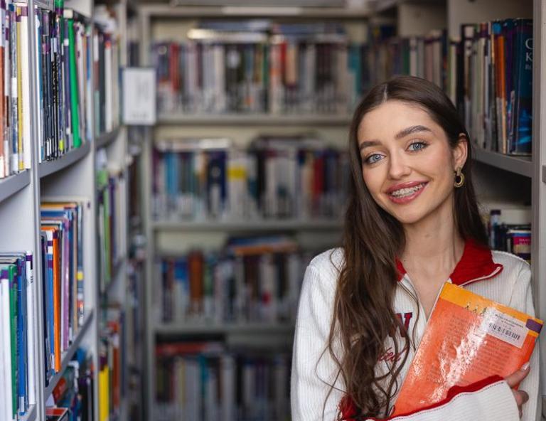 Wyniki wyszukiwania | Uniwersytet WSB Merito Chorzów: studentka UWSB Merito Chorzów w bibliotece