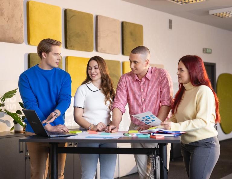 Biznes | Uniwersytet WSB Merito Chorzów: studenci pracują w grupie nad projektem