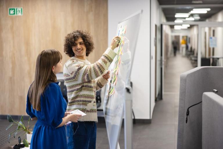 Marketing i sprzedaż | Studia II stopnia w Chorzowie | Uniwersytet WSB Merito Chorzów: dwójka studentów omawiająca dane na tablicy