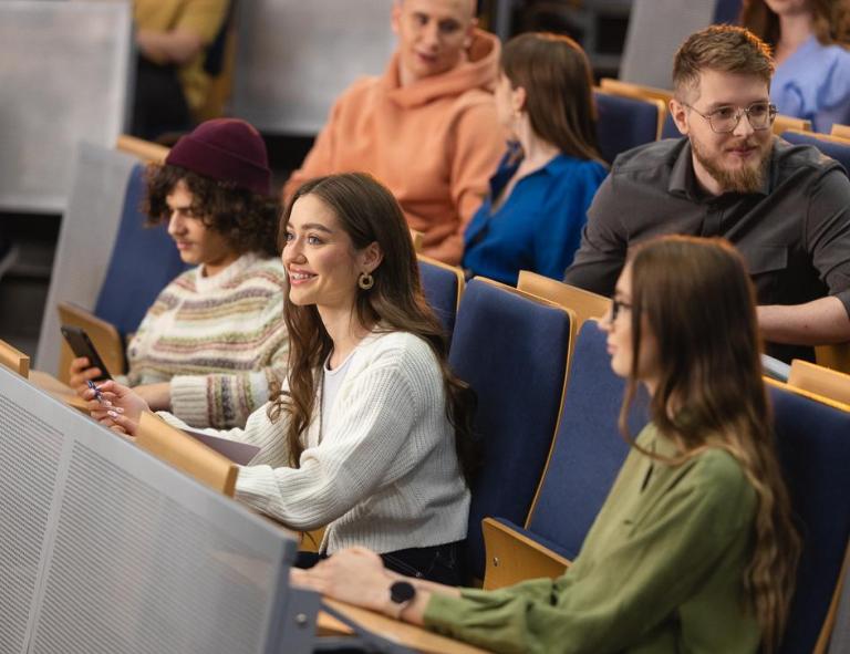 Poznaj nas | Uniwersytet WSB Merito Chorzów: studenci siedzą w auli wykładowej