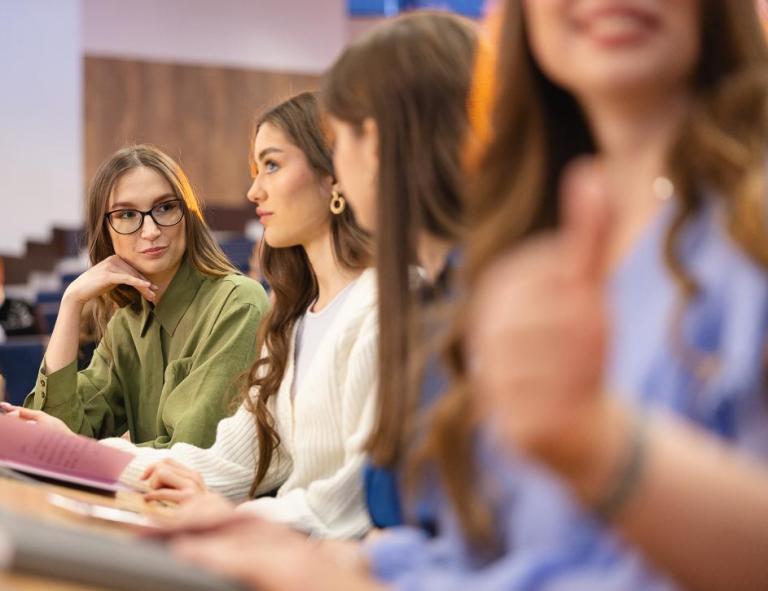 Wizaż i stylizacja | Studia I stopnia w Chorzowie | Uniwersytet WSB Merito Chorzów: studentki uczące się na auli wykładowej