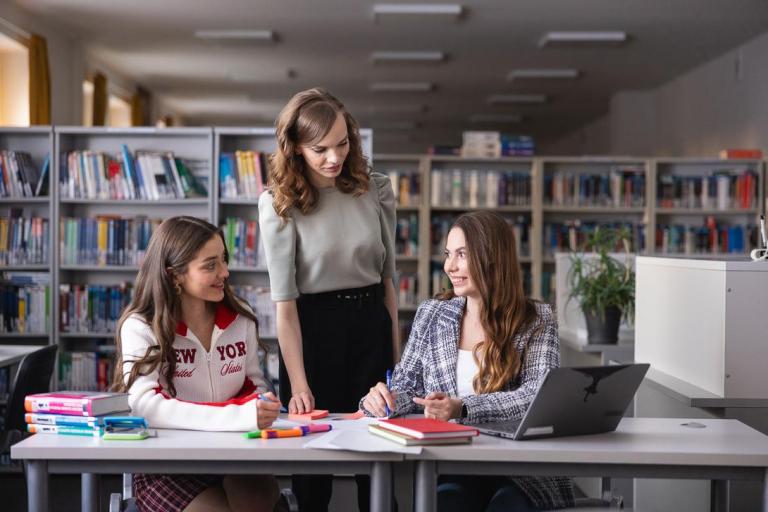Psychologia | Studia jednolite magisterskie w Chorzowie | Uniwersytet WSB Merito Chorzów: Studentki rozmawiające w bibliotece 