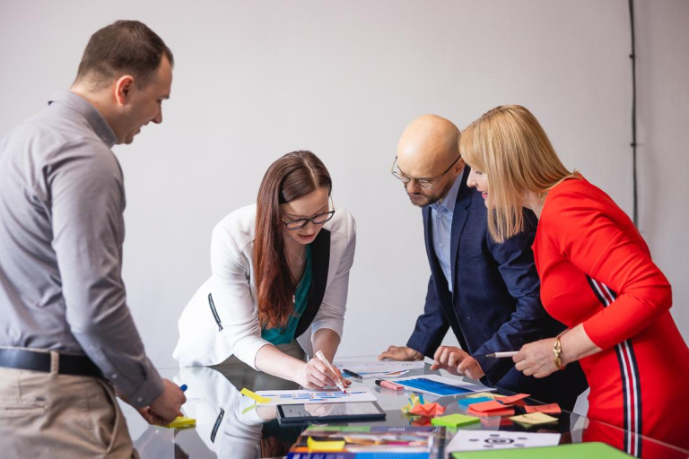 Psychologia reklamy i komunikacji | Studia podyplomowe w Chorzowie | Uniwersytet WSB Merito Chorzów: uczestnicy studiów podyplomowych omawiający projekt grupowy