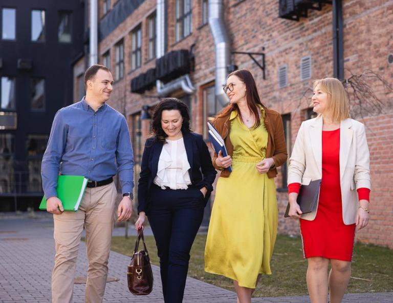 Lean Management | Studia podyplomowe w Chorzowie | Uniwersytet WSB Merito Chorzów: uczestnicy studiów podyplomowych rozmawiający o projekcie