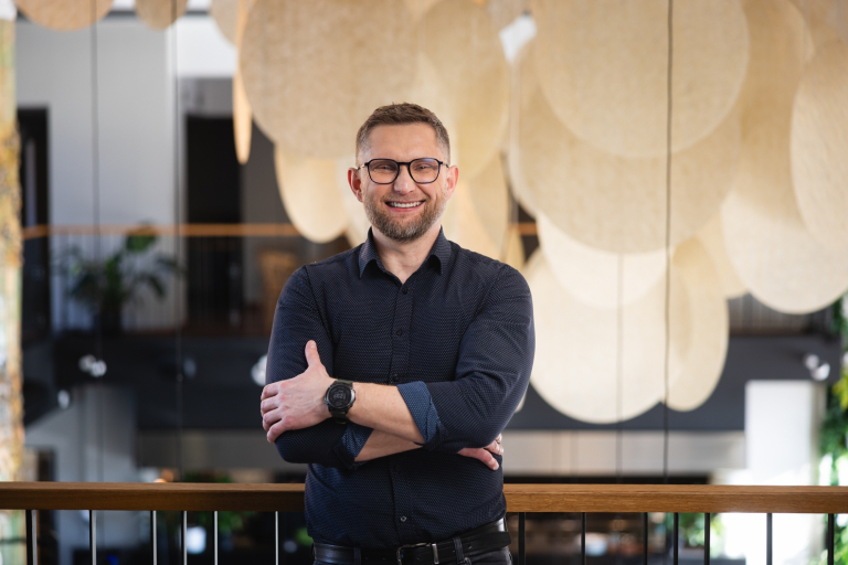 Zniżki i dofinansowania | Uniwersytet WSB Merito Chorzów: Uczestnik MBA pozujuje uśmiechnięty do zdjęcia- Uniwersytet WSB Merito Chorzów