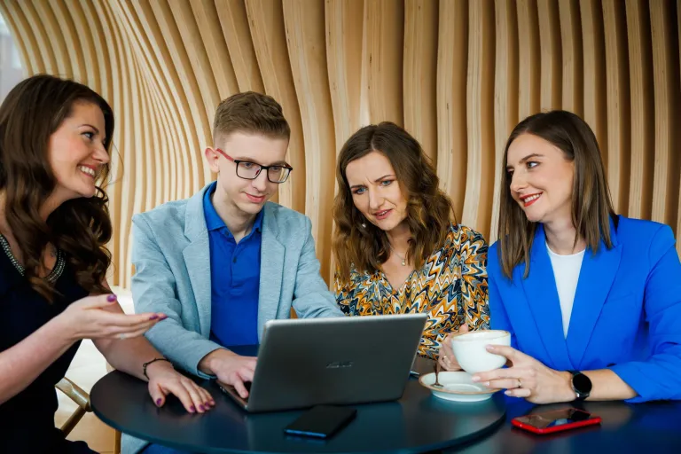 Zarządzanie kryzysowe | Studia II stopnia w Chorzowie | Uniwersytet WSB Merito Chorzów: studenci omawiający zadanie
