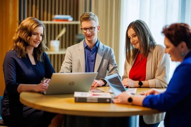 Zarządzanie logistyką i łańcuchami dostaw | Studia II stopnia w Chorzowie | Uniwersytet WSB Merito Chorzów: studenci omawiający zadanie