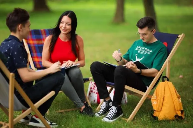Wyniki wyszukiwania | Uniwersytet WSB Merito Chorzów: studenci na leżakach 
