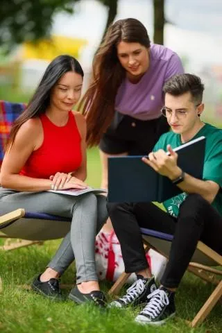 Finanse małych i średnich przedsiębiorstw | Studia I stopnia w Chorzowie | Uniwersytet WSB Merito Chorzów: studenci czytający notatki