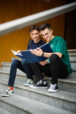Kryminologia z elementami kryminalistyki | Studia I stopnia w Chorzowie | Uniwersytet WSB Merito Chorzów: studenci czytający notatki