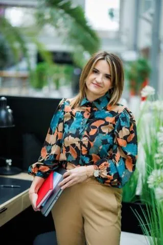 Zarządzanie firmą | Studia II stopnia ze studiami podyplomowymi  | Uniwersytet WSB Merito Chorzów: studentka z notatkami