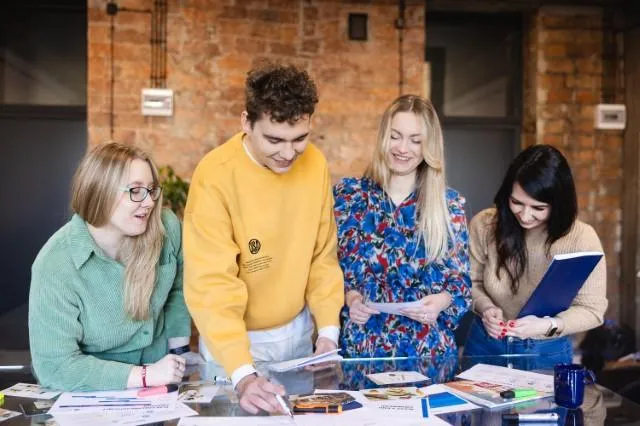 Digital marketing | Studia II stopnia w Chorzowie | Uniwersytet WSB Merito Chorzów: studenci omawiający projekt zaliczeniowy