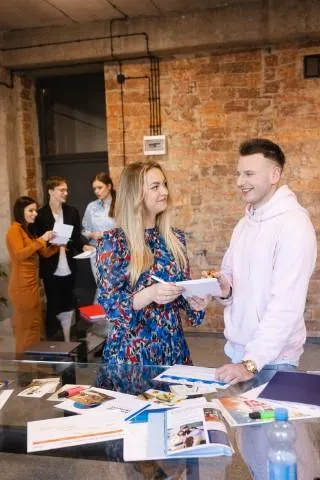 Grafika komputerowa w multimediach | Studia I stopnia w Chorzowie | Uniwersytet WSB Merito Chorzów: studenci omawiający zadanie