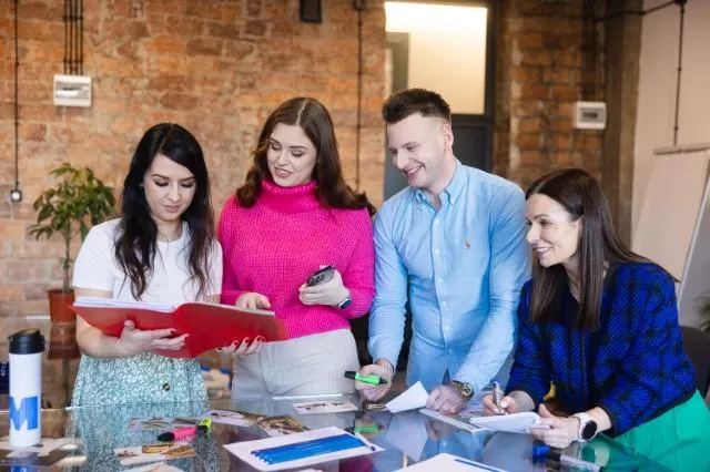 Wyniki wyszukiwania | Uniwersytet WSB Merito Chorzów: studenci omawiający wspólnie projekt