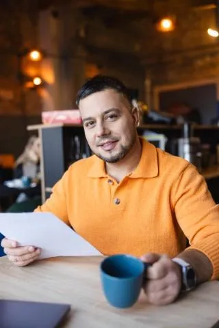 Wyniki wyszukiwania | Uniwersytet WSB Merito Chorzów: student z kawą i notatkami