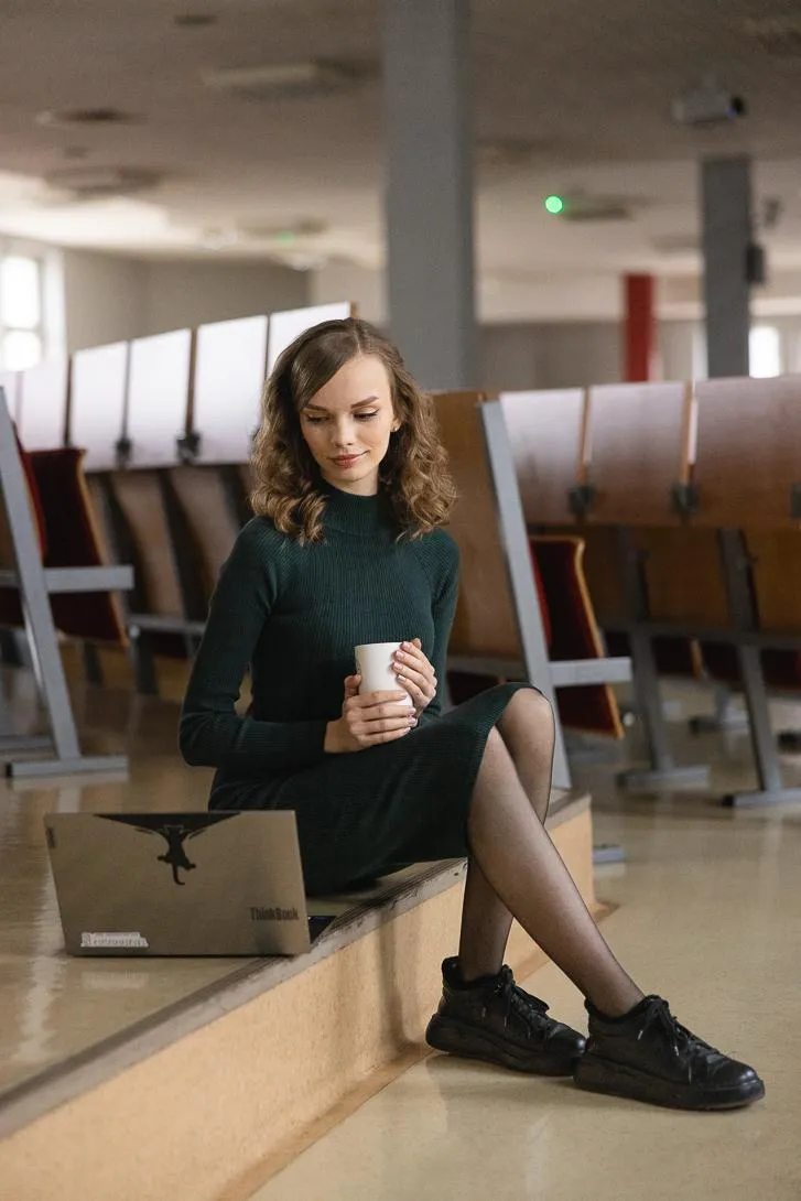 Biznes i Administracja | Studia II stopnia w Chorzowie | Uniwersytet WSB Merito Chorzów: studentka pracująca na laptopie w auli wykładowej
