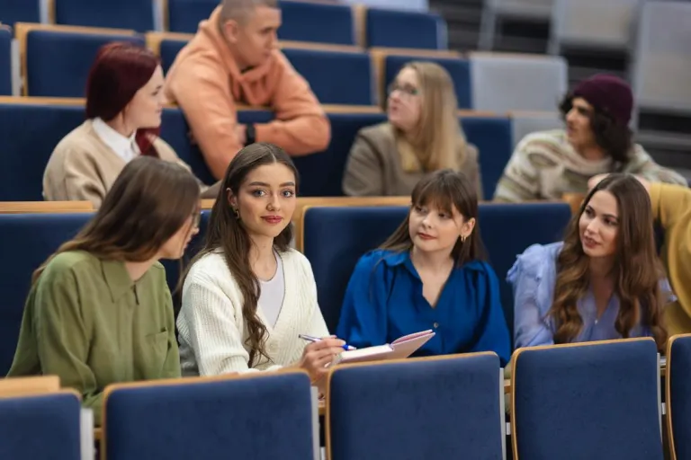 Zarządzanie | Studia II stopnia w Chorzowie | Uniwersytet WSB Merito Chorzów: studenci uczący się na auli wykładowej