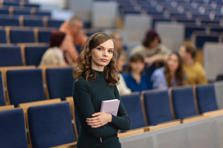 Wizaż i stylizacja | Studia I stopnia w Chorzowie | Uniwersytet WSB Merito Chorzów: studentka stojąca na auli wykładowej
