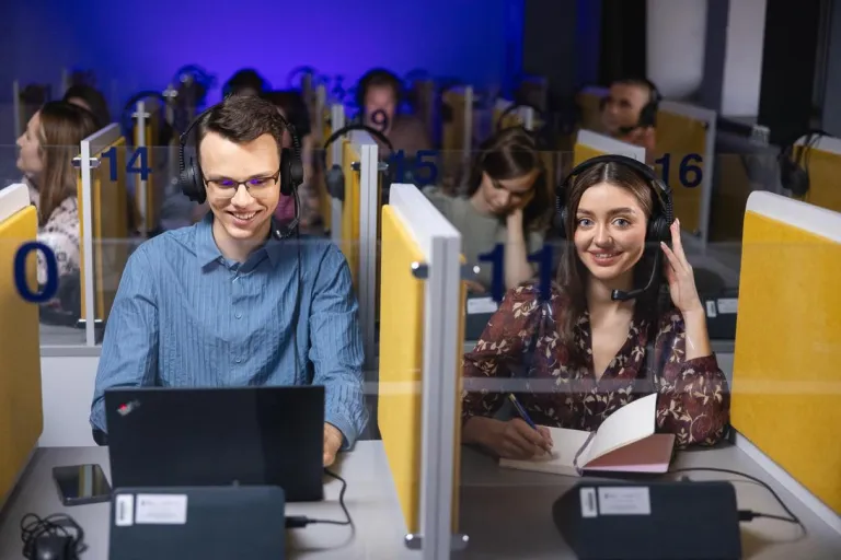 Zarządzanie sprzedażą | Studia I stopnia w Chorzowie | Uniwersytet WSB Merito Chorzów: dwoje studentów uczących się w sali do tłumaczeń