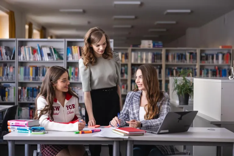 Inżynieria zarządzania procesami produkcyjnymi | Studia I stopnia w Chorzowie | Uniwersytet WSB Merito Chorzów: Studentki rozmawiające w bibliotece 