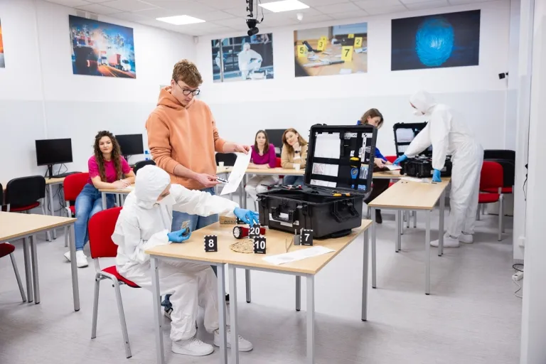 Kryminologia z elementami kryminalistyki | Studia II stopnia w Chorzowie | Uniwersytet WSB Merito Chorzów: praca przy sprzęcie kryminalistycznym