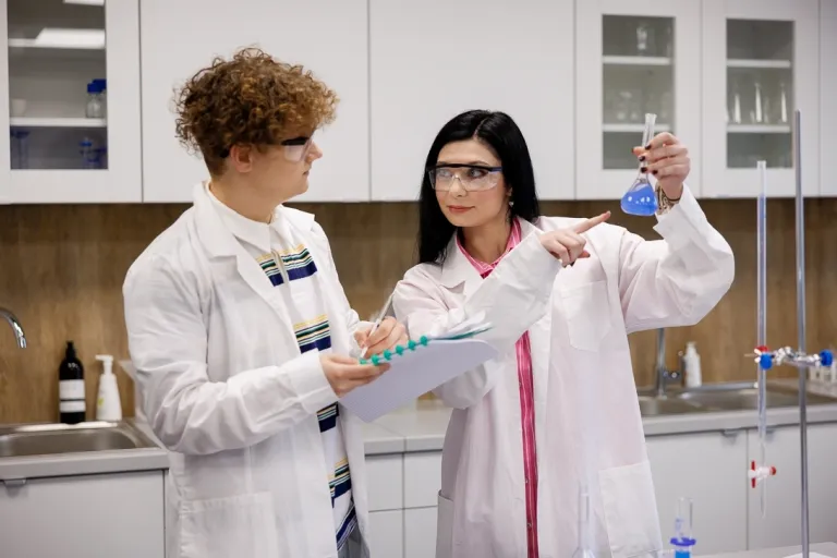 Kosmetologia anti-aging | Studia I stopnia w Chorzowie | Uniwersytet WSB Merito Chorzów: studenci w laboratorium