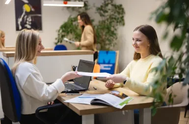 Our campus | WSB Merito Bydgoszcz University: Studentka w biurze rekrutacji