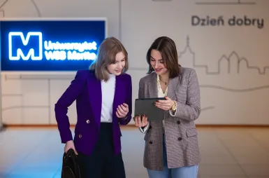 Our campus | WSB Merito Bydgoszcz University: Studentki uczą się na tablecie na UWSB Merito