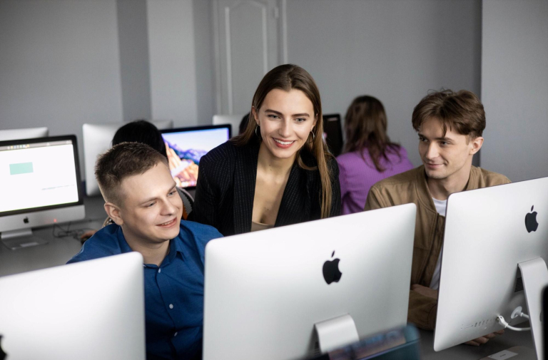 Digital university | WSB Merito Bydgoszcz University: studenci w sali komputerowej Uniwersytetu WSB Merito Bydgoszcz