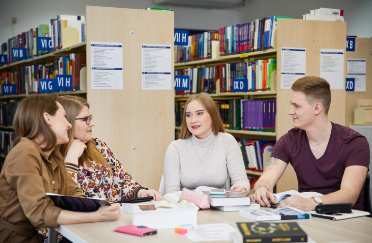 Digital university | WSB Merito Bydgoszcz University: Główna grafika: Bydgoszcz - biblioteka Uniwersytetu WSB Merito Bydgoszcz - grupa studentów podczas nauki
