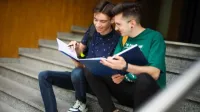 Our campus | WSB Merito University in Chorzów: studenci na schodach