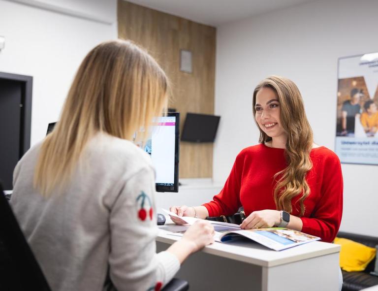 Our values | WSB Merito University in Chorzów: studentka rozmawiająca z pracownikiem działu rekrutacji